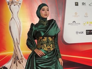 8 Gaya Hijab Miss International 2017 Kevin Liliana Jadi Juri di Miss Charm