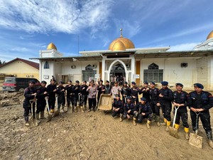 Momen Polisi Gotong-royong Bersihkan Masjid Syuhada Aceh Tamiang yang Terdampak Banjir