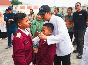 Mensos Kunjungi Dua Sekolah Rakyat dan Latihan Polisi Cilik di Pasuruan