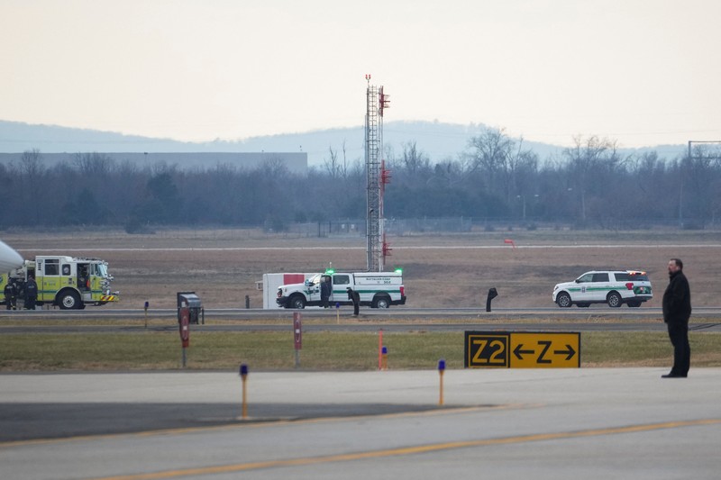 Kendaraan darurat terparkir di landasan pacu setelah penerbangan United Airlines yang seharusnya menuju Tokyo namun terpaksa kembali ke Bandara Internasional Dulles, di Dulles, Virginia, AS, 13 Desember 2025. (REUTERS/Ken Cedeno)