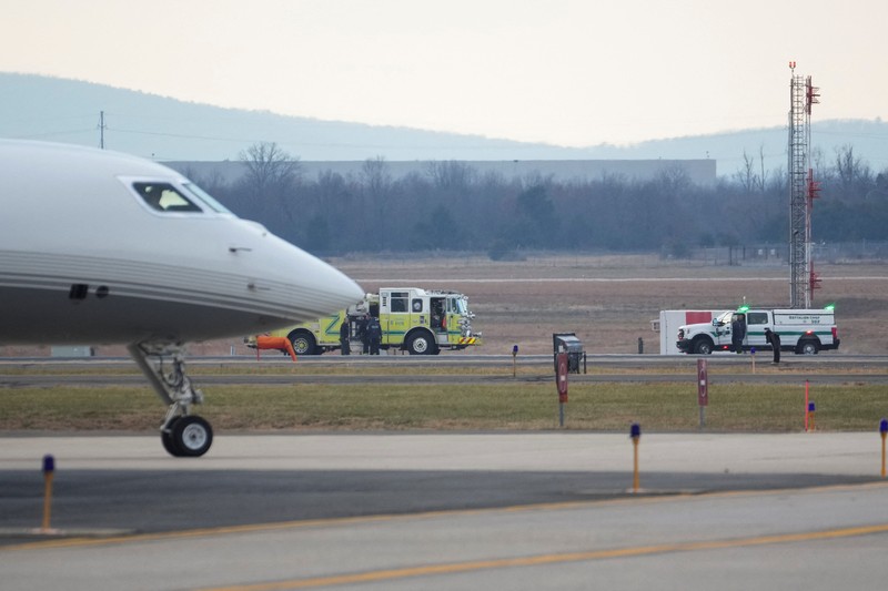 Kendaraan darurat terparkir di landasan pacu setelah penerbangan United Airlines yang seharusnya menuju Tokyo namun terpaksa kembali ke Bandara Internasional Dulles, di Dulles, Virginia, AS, 13 Desember 2025. (REUTERS/Ken Cedeno)