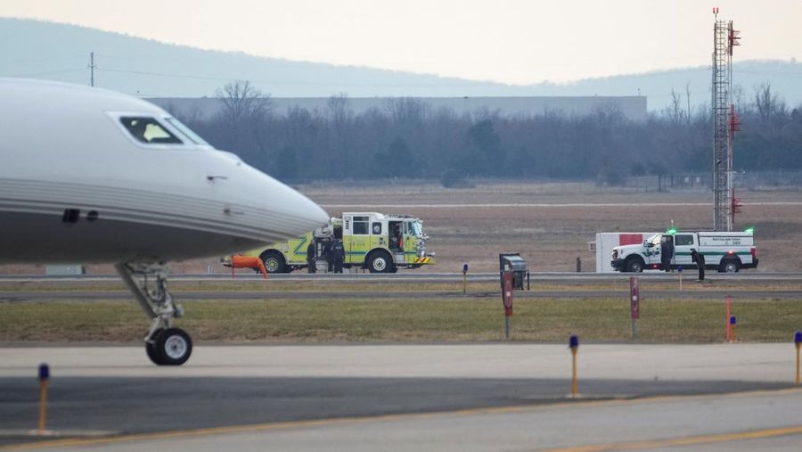 Kendaraan darurat terparkir di landasan pacu setelah penerbangan United Airlines yang seharusnya menuju Tokyo namun terpaksa kembali ke Bandara Internasional Dulles, di Dulles, Virginia, AS, 13 Desember 2025. (REUTERS/Ken Cedeno)