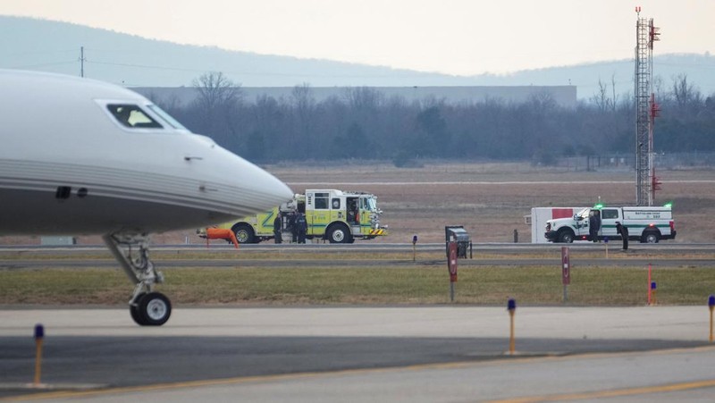 Kendaraan darurat terparkir di landasan pacu setelah penerbangan United Airlines yang seharusnya menuju Tokyo namun terpaksa kembali ke Bandara Internasional Dulles, di Dulles, Virginia, AS, 13 Desember 2025. (REUTERS/Ken Cedeno)