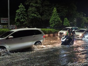 Jalan Sunset Road Tergenang Banjir, Pemotor Pilih Naik Trotoar