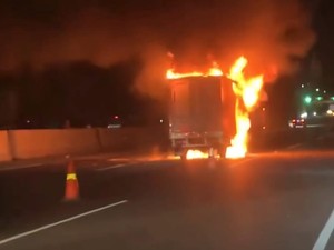 Ngebut di Tol Jagorawi, Mobil Boks Tabrakan hingga Terbakar