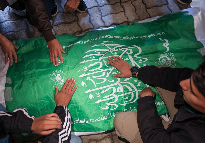 Warga Palestina memeriksa lokasi serangan Israel terhadap sebuah mobil di Kota Gaza, 13 Desember 2025. (REUTERS/Dawoud Abu Alkas)