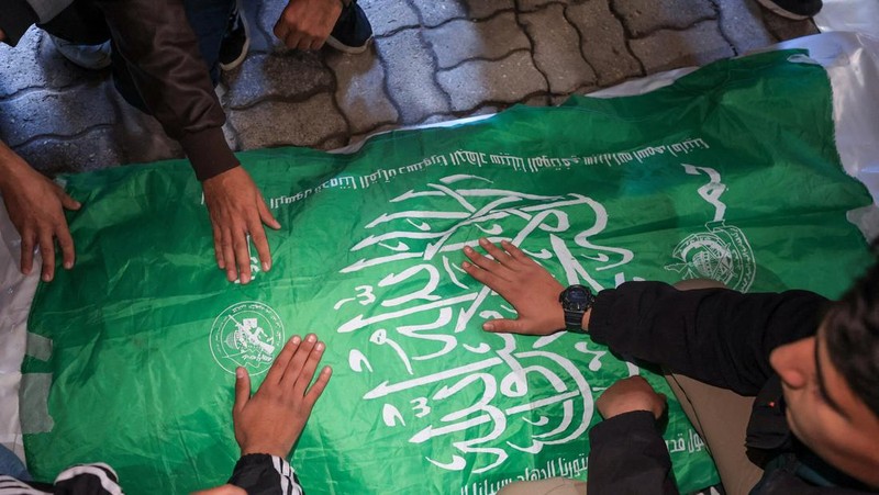 Warga Palestina memeriksa lokasi serangan Israel terhadap sebuah mobil di Kota Gaza, 13 Desember 2025. (REUTERS/Dawoud Abu Alkas)