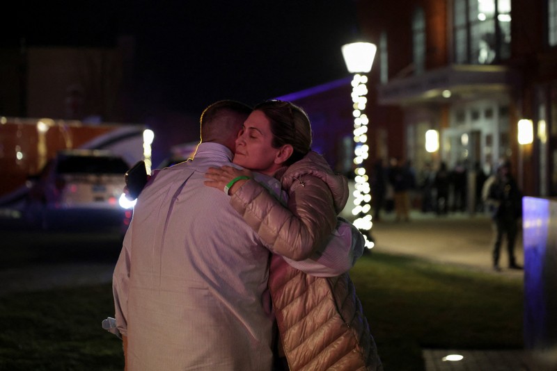 Petugas penegak hukum berdiri di luar Nelson Fitness Center setelah Universitas Brown ditutup sementara di tengah laporan penembakan di kampus di Providence, Rhode Island, AS, 13 Desember 2025. (REUTERS/Taylor Coester)
