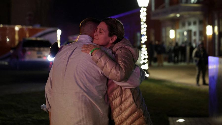 Petugas penegak hukum berdiri di luar Nelson Fitness Center setelah Universitas Brown ditutup sementara di tengah laporan penembakan di kampus di Providence, Rhode Island, AS, 13 Desember 2025. (REUTERS/Taylor Coester)