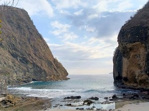 Pantai Perawan Kertasari: Surga Tersembunyi di Balik Tebing Eksotis Sumbawa