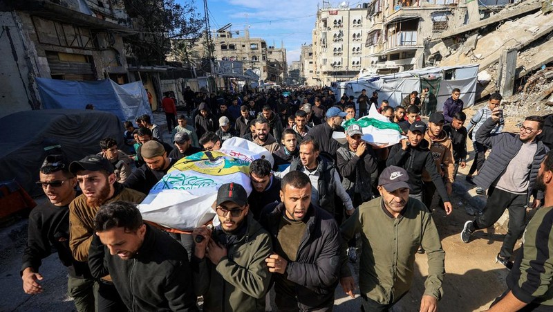 Warga Palestina memeriksa lokasi serangan Israel terhadap sebuah mobil di Kota Gaza, 13 Desember 2025. (REUTERS/Dawoud Abu Alkas)