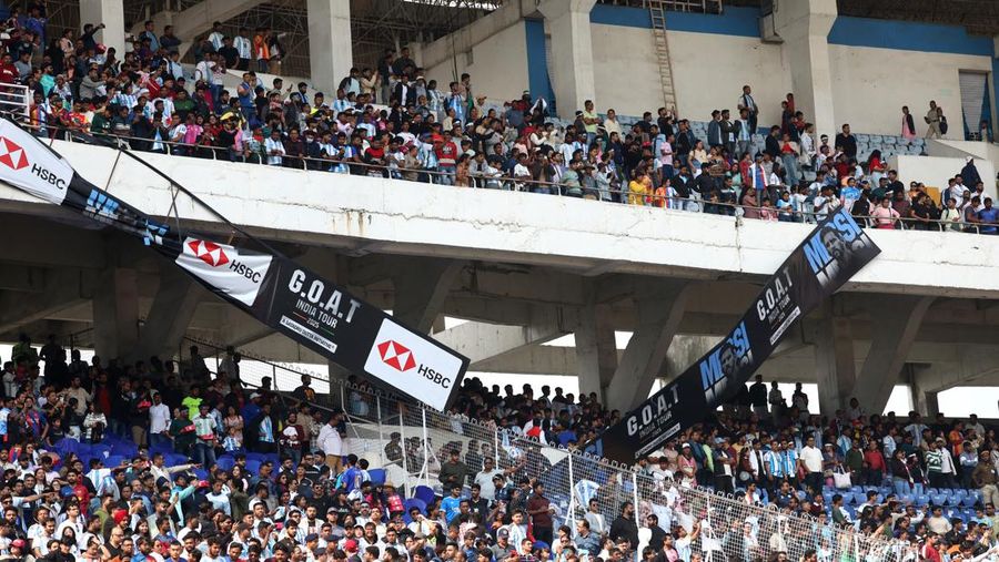 Seorang penggemar merobohkan papan reklame setelah bintang sepak bola Argentina Lionel Messi meninggalkan stadion Vivekananda Yuba Bharati Krirangan selama tur India-nya, Kolkata, India, 13 Desember 2025. (REUTERS/Sahiba Chawdhary)