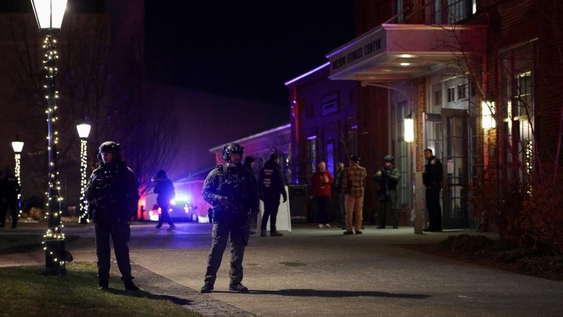 Petugas penegak hukum berdiri di luar Nelson Fitness Center setelah Universitas Brown ditutup sementara di tengah laporan penembakan di kampus di Providence, Rhode Island, AS, 13 Desember 2025. (REUTERS/Taylor Coester)