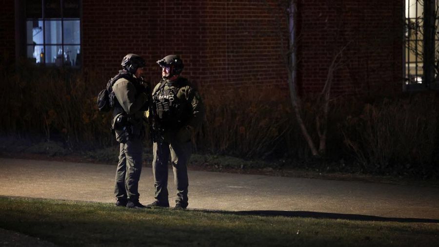 Petugas penegak hukum berdiri di luar Nelson Fitness Center setelah Universitas Brown ditutup sementara di tengah laporan penembakan di kampus di Providence, Rhode Island, AS, 13 Desember 2025. (REUTERS/Taylor Coester)