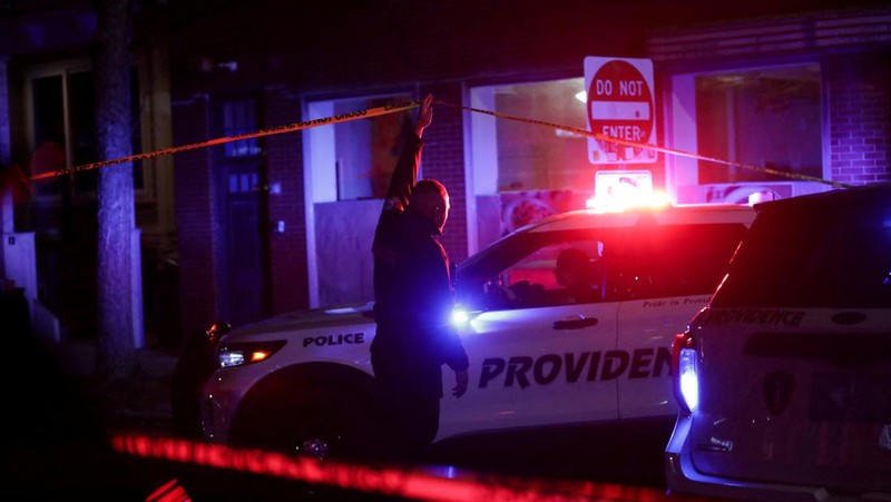 Petugas penegak hukum berdiri di luar Nelson Fitness Center setelah Universitas Brown ditutup sementara di tengah laporan penembakan di kampus di Providence, Rhode Island, AS, 13 Desember 2025. (REUTERS/Taylor Coester)