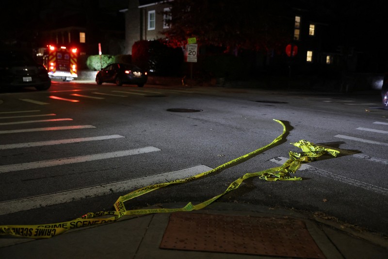 Petugas penegak hukum berdiri di luar Nelson Fitness Center setelah Universitas Brown ditutup sementara di tengah laporan penembakan di kampus di Providence, Rhode Island, AS, 13 Desember 2025. (REUTERS/Taylor Coester)
