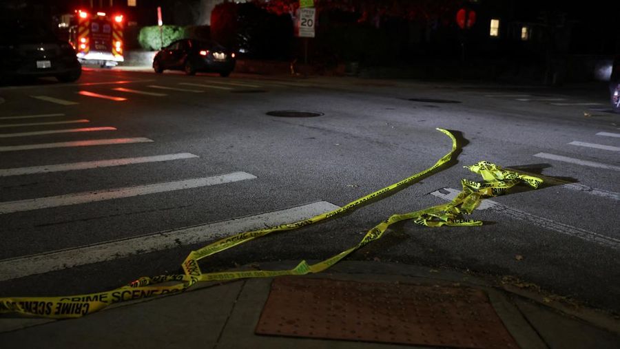 Petugas penegak hukum berdiri di luar Nelson Fitness Center setelah Universitas Brown ditutup sementara di tengah laporan penembakan di kampus di Providence, Rhode Island, AS, 13 Desember 2025. (REUTERS/Taylor Coester)