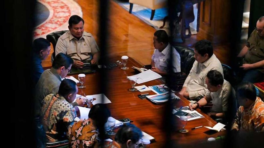 Presiden Prabowo Subianto memanggil sejumlah Menteri Kabinet Merah Putih ke kediaman Hambalang, Bogor, Jawa Barat, Minggu, (14/12/2025). (Instagram/sekretariat.kabinet)