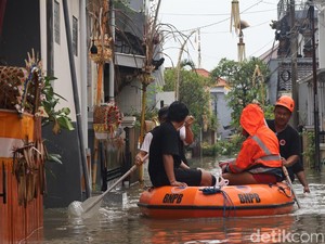 Video: Saat Turis di Bali Dievakuasi Pakai Perahu Karet