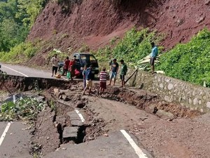 Jalan di Flores Timur Lumpuh Diterjang Longsor