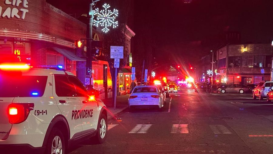 Petugas penegak hukum berdiri di luar Nelson Fitness Center setelah Universitas Brown ditutup sementara di tengah laporan penembakan di kampus di Providence, Rhode Island, AS, 13 Desember 2025. (REUTERS/Taylor Coester)