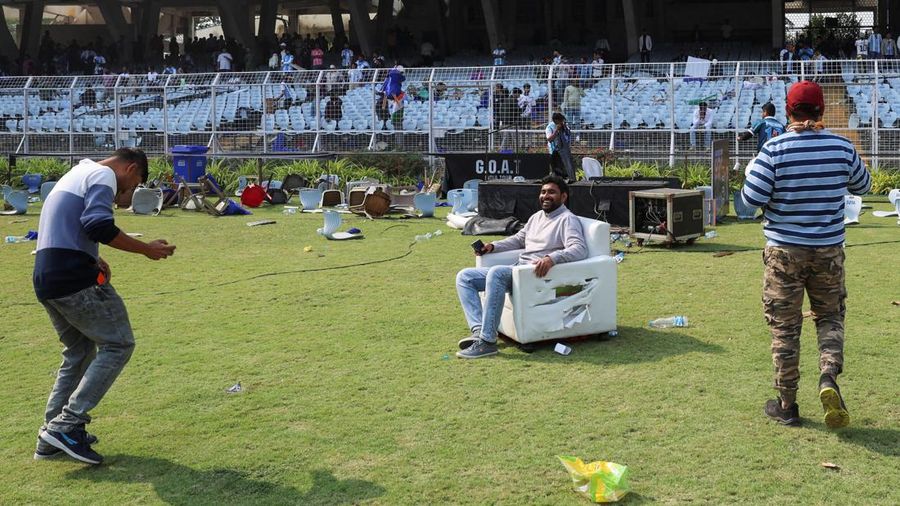 Seorang penggemar merobohkan papan reklame setelah bintang sepak bola Argentina Lionel Messi meninggalkan stadion Vivekananda Yuba Bharati Krirangan selama tur India-nya, Kolkata, India, 13 Desember 2025. (REUTERS/Sahiba Chawdhary)