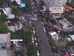 Simpang Mertanadi-Sunset Road Crowded gegara Banjir dan Uji Coba Lalin