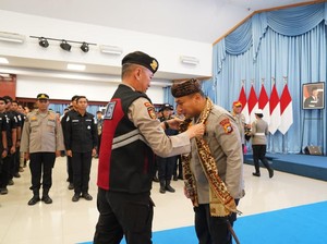Saluak dan Selendang Tanda Kasih Warga Agam untuk Kapolda Riau