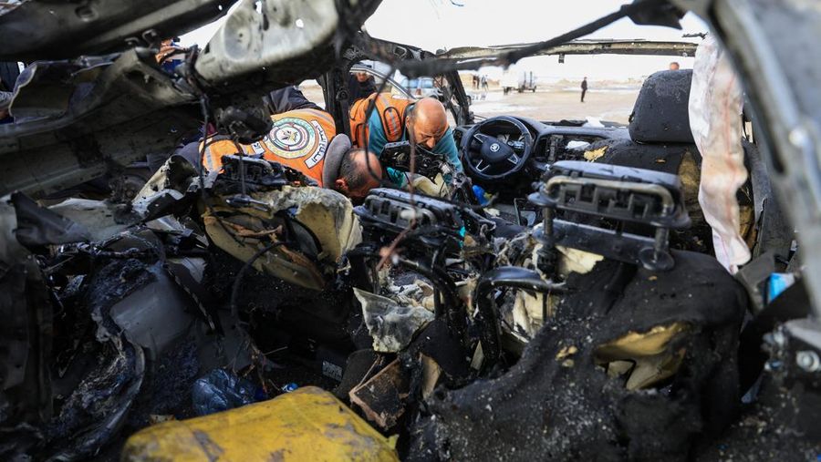 Warga Palestina memeriksa lokasi serangan Israel terhadap sebuah mobil di Kota Gaza, 13 Desember 2025. (REUTERS/Dawoud Abu Alkas)