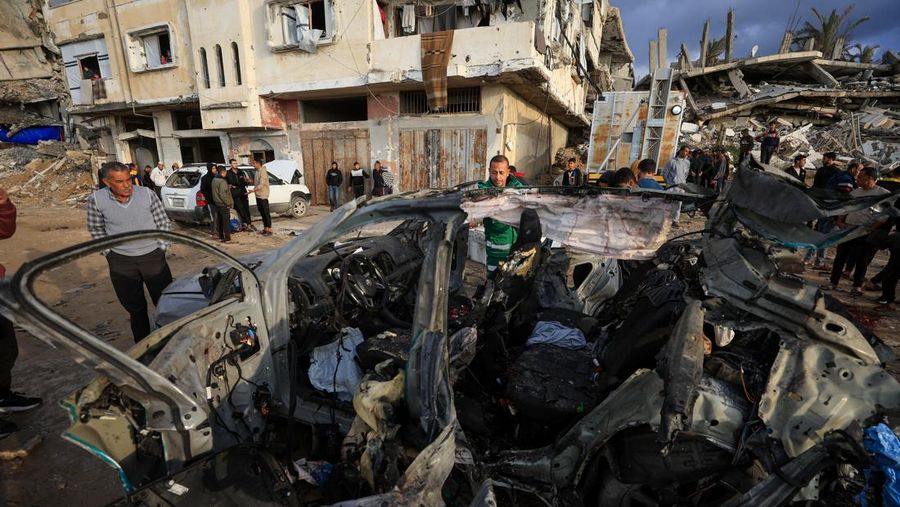 Warga Palestina memeriksa lokasi serangan Israel terhadap sebuah mobil di Kota Gaza, 13 Desember 2025. (REUTERS/Dawoud Abu Alkas)