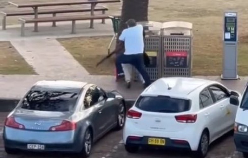 Sebuah tayangan drone menunjukkan salah satu tersangka pelaku penembakan di jembatan penyeberangan, di samping tersangka pelaku penembakan lainnya yang sedang berbaring, sementara para korban tergeletak di tanah, setelah insiden penembakan di Pantai Bondi, Sydney, Australia, 14 Desember 2025, dalam cuplikan layar yang diperoleh dari video media sosial. (@bonusik28 via X/via REUTERS)