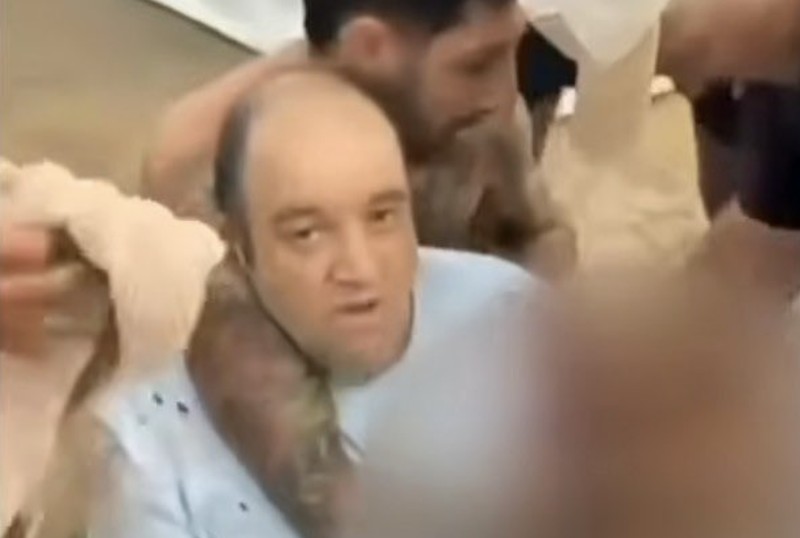 Sebuah tayangan drone menunjukkan salah satu tersangka pelaku penembakan di jembatan penyeberangan, di samping tersangka pelaku penembakan lainnya yang sedang berbaring, sementara para korban tergeletak di tanah, setelah insiden penembakan di Pantai Bondi, Sydney, Australia, 14 Desember 2025, dalam cuplikan layar yang diperoleh dari video media sosial. (@bonusik28 via X/via REUTERS)