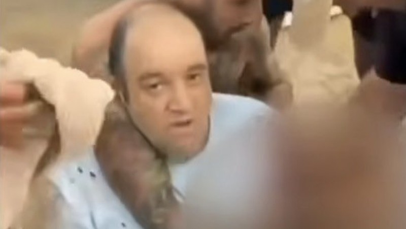 Sebuah tayangan drone menunjukkan salah satu tersangka pelaku penembakan di jembatan penyeberangan, di samping tersangka pelaku penembakan lainnya yang sedang berbaring, sementara para korban tergeletak di tanah, setelah insiden penembakan di Pantai Bondi, Sydney, Australia, 14 Desember 2025, dalam cuplikan layar yang diperoleh dari video media sosial. (@bonusik28 via X/via REUTERS)