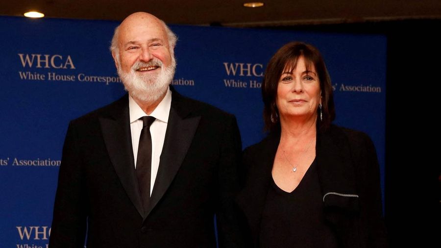 Aktor Rob Reiner dan istrinya, Michele, tiba di karpet merah pada acara makan malam Asosiasi Koresponden Gedung Putih di Washington, AS, 28 April 2018. (REUTERS/Aaron P. Bernstein/File Foto)