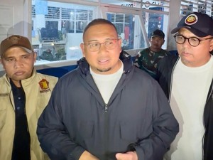 Andre Rosiade Antar 500 Nasi Bungkus ke Korban Banjir Bandang Pauh Padang