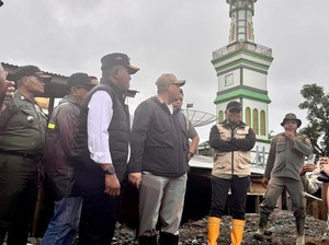 Andre Rosiade Resmikan Jembatan Bailey dan Salurkan Bantuan Sembako di Solok