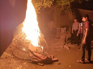 Polisi Bongkar dan Bakar Arena Sabung Ayam di Balongbendo Sidoarjo