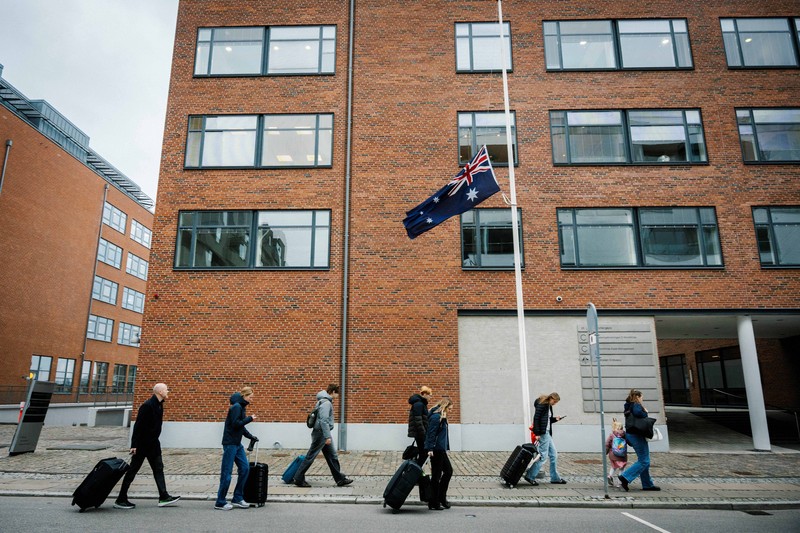 Australia mengibarkan bendera setengah tiang usai penembakan massal di Pantai Bondi yang menewaskan 11 orang, Senin (15/12/2025). Bendera setengah tiang sebagai bentuk duka cita nasional. (via REUTERS/Emil Nicolai Helms)
