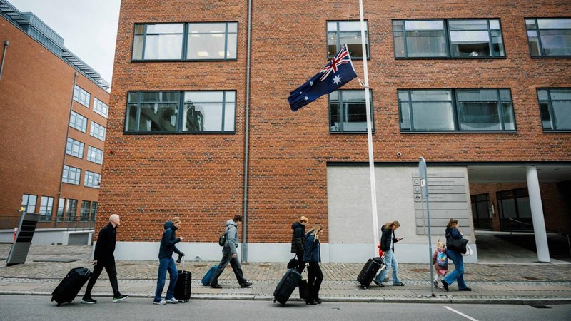 Australia mengibarkan bendera setengah tiang usai penembakan massal di Pantai Bondi yang menewaskan 11 orang, Senin (15/12/2025). Bendera setengah tiang sebagai bentuk duka cita nasional. (via REUTERS/Emil Nicolai Helms)