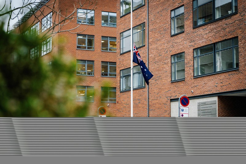 Australia mengibarkan bendera setengah tiang usai penembakan massal di Pantai Bondi yang menewaskan 11 orang, Senin (15/12/2025). Bendera setengah tiang sebagai bentuk duka cita nasional. (via REUTERS/Emil Nicolai Helms)