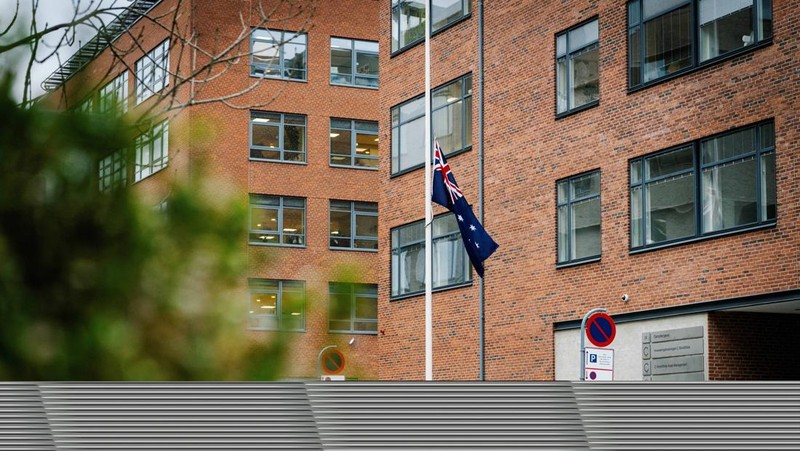 Australia mengibarkan bendera setengah tiang usai penembakan massal di Pantai Bondi yang menewaskan 11 orang, Senin (15/12/2025). Bendera setengah tiang sebagai bentuk duka cita nasional. (via REUTERS/Emil Nicolai Helms)