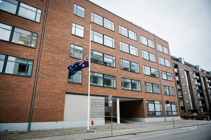 Australia mengibarkan bendera setengah tiang usai penembakan massal di Pantai Bondi yang menewaskan 11 orang, Senin (15/12/2025). Bendera setengah tiang sebagai bentuk duka cita nasional. (via REUTERS/Emil Nicolai Helms)