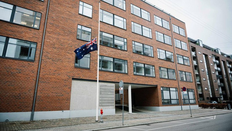 Australia mengibarkan bendera setengah tiang usai penembakan massal di Pantai Bondi yang menewaskan 11 orang, Senin (15/12/2025). Bendera setengah tiang sebagai bentuk duka cita nasional. (via REUTERS/Emil Nicolai Helms)