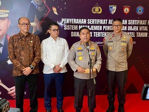 Polri Serahkan Sertifikat Audit Sistem Pengamanan Objek Vital Nasional 2025