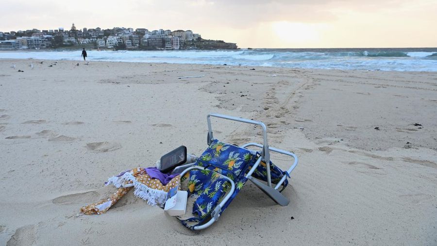 Sebuah tayangan drone menunjukkan salah satu tersangka pelaku penembakan di jembatan penyeberangan, di samping tersangka pelaku penembakan lainnya yang sedang berbaring, sementara para korban tergeletak di tanah, setelah insiden penembakan di Pantai Bondi, Sydney, Australia, 14 Desember 2025, dalam cuplikan layar yang diperoleh dari video media sosial. (@bonusik28 via X/via REUTERS)
