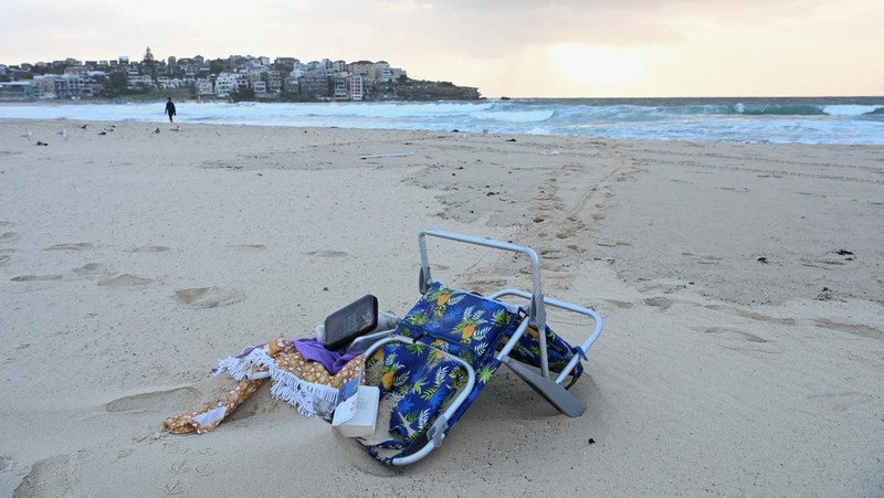 Sebuah tayangan drone menunjukkan salah satu tersangka pelaku penembakan di jembatan penyeberangan, di samping tersangka pelaku penembakan lainnya yang sedang berbaring, sementara para korban tergeletak di tanah, setelah insiden penembakan di Pantai Bondi, Sydney, Australia, 14 Desember 2025, dalam cuplikan layar yang diperoleh dari video media sosial. (@bonusik28 via X/via REUTERS)