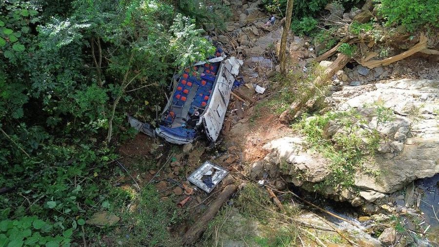 Belasan siswa SMA yang sedang merayakan kelulusan mereka tewas ketika bus yang mereka naiki, jatuh ke jurang di barat laut Kolombia. (AFP/STRINGER)