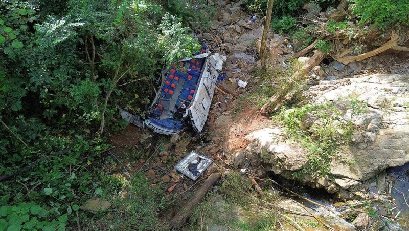 Belasan siswa SMA yang sedang merayakan kelulusan mereka tewas ketika bus yang mereka naiki, jatuh ke jurang di barat laut Kolombia. (AFP/STRINGER)