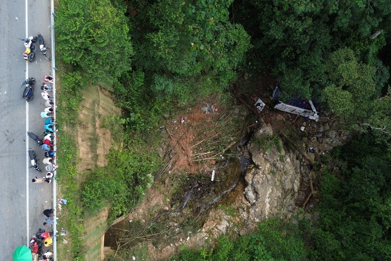 Belasan siswa SMA yang sedang merayakan kelulusan mereka tewas ketika bus yang mereka naiki, jatuh ke jurang di barat laut Kolombia. (AFP/STRINGER)