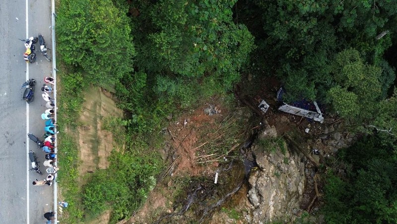 Belasan siswa SMA yang sedang merayakan kelulusan mereka tewas ketika bus yang mereka naiki, jatuh ke jurang di barat laut Kolombia. (AFP/STRINGER)